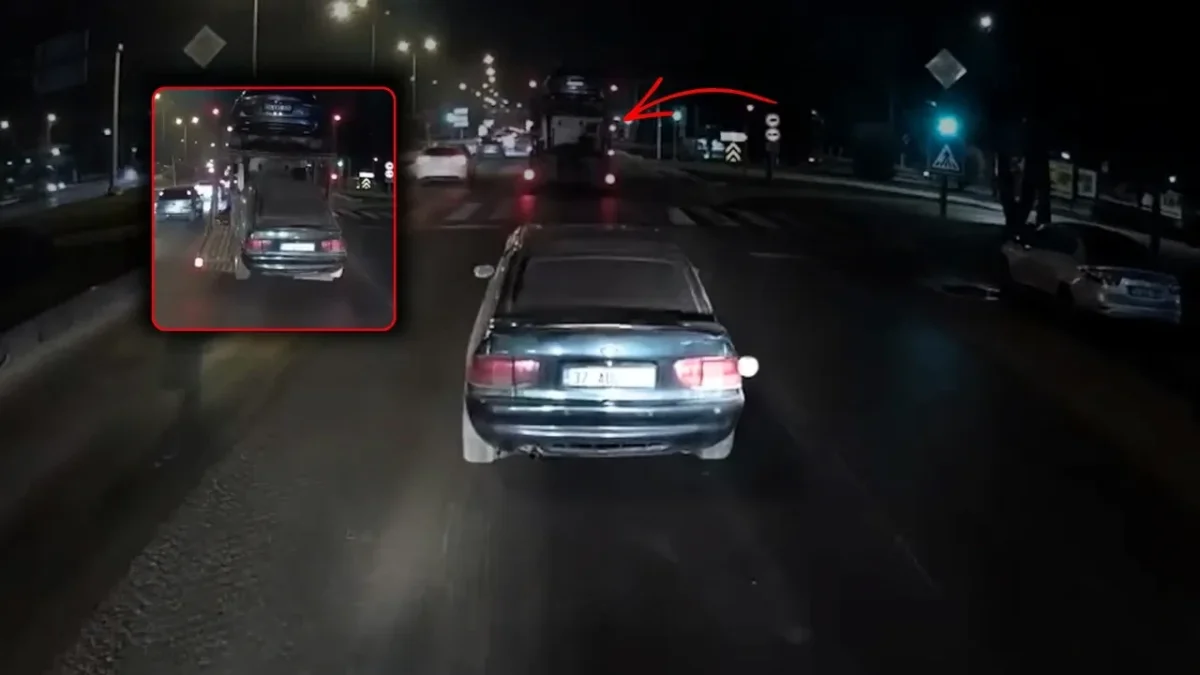 ÇEKİCİ OTOMOBİLİ YOLA DÜŞÜRDÜ, FARK ETMEDEN YOLUNA DEVAM ETTİ: O ANLAR KAMERADA