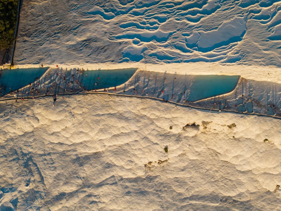 Pamukkale’de Gezilecek Yerler: Beyaz Travertenlerin Gölgesinde Uzun Bir Keşif Rotası