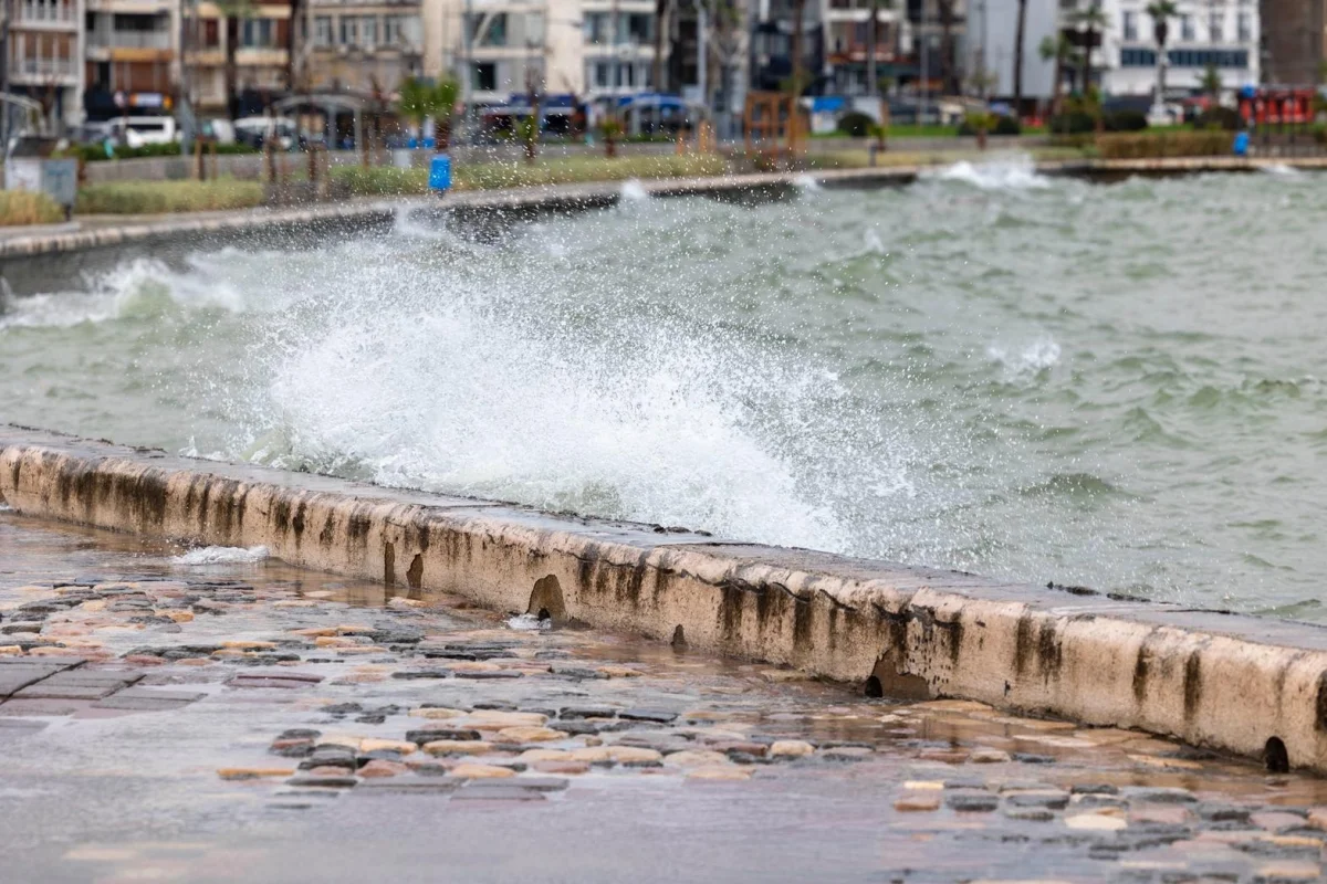 İzmir’de Deniz 85 Santimetre Yükseldi