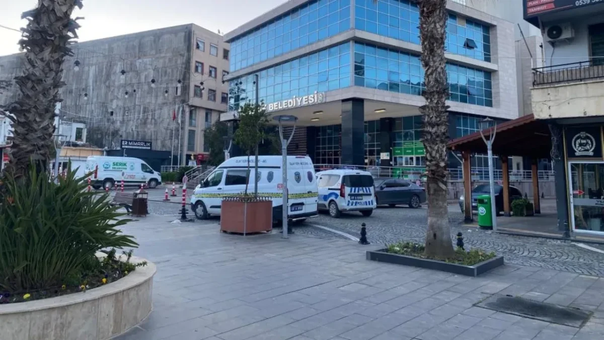 BELEDİYE ÖNÜNDE KORKU DOLU ANLAR! POMPALI TÜFEKLE SALDIRDI