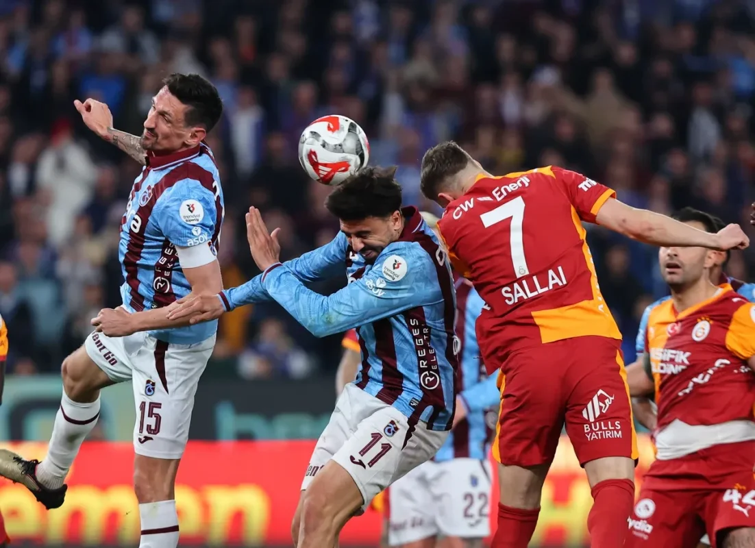 GALATASARAY’A ÇİFTE ŞOK! TRABZONSPOR YENİLGİSİ YETMEDİ, TRANSFER HEDEFİ ELDE GİDİYOR